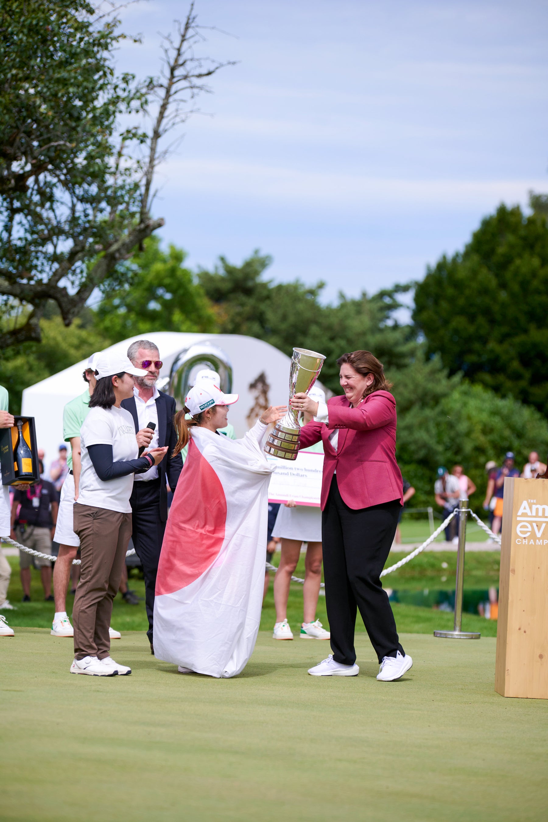 古江彩佳プロの優勝をヴーヴ・クリコがプレステージ シャンパーニュ「ラ・グランダム」で祝福