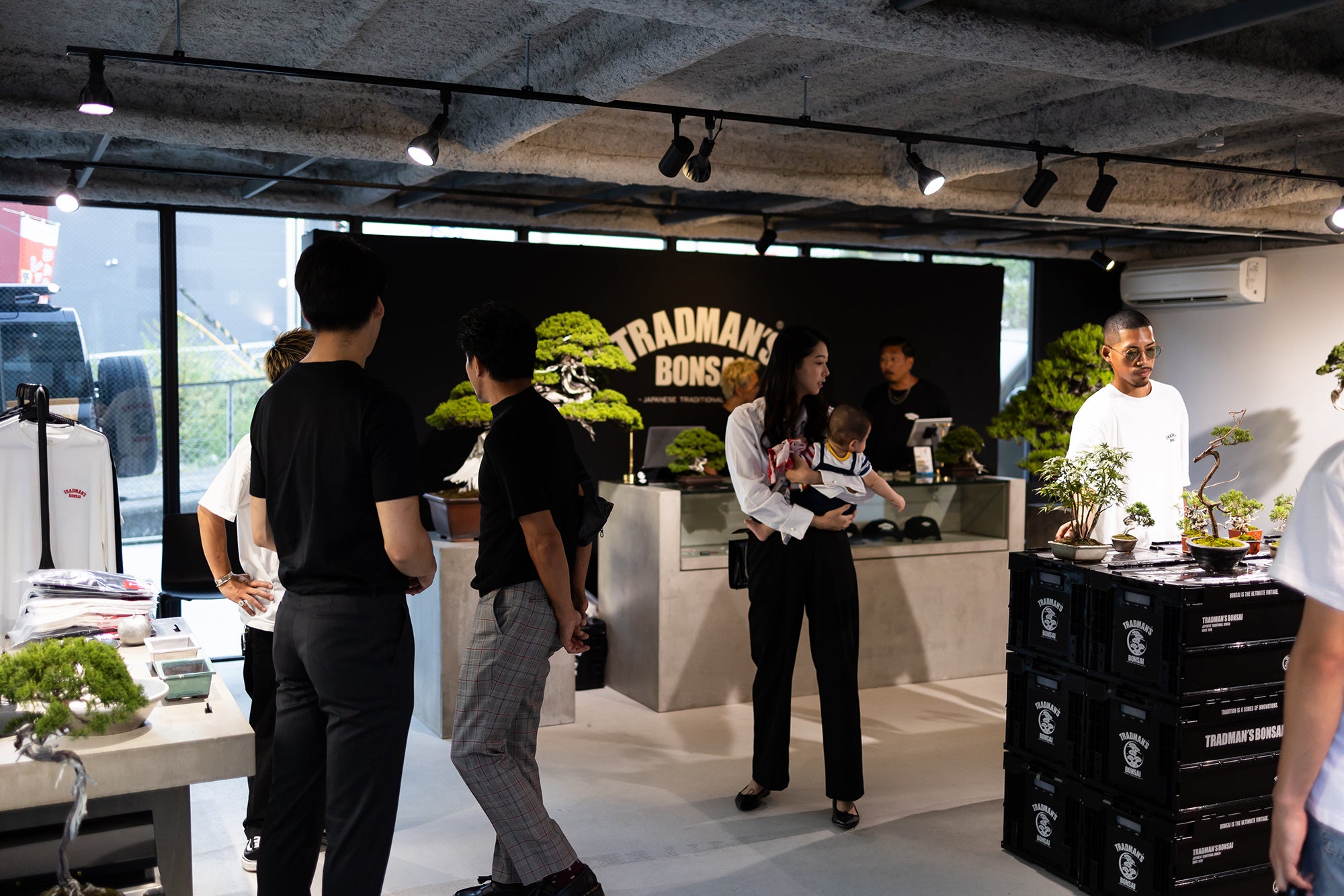 世界から熱い注目を集める盆栽プロデューサー・小島鉄平氏率いる「TRADMAN’S BONSAI」のPOPUPを、自動車愛好...