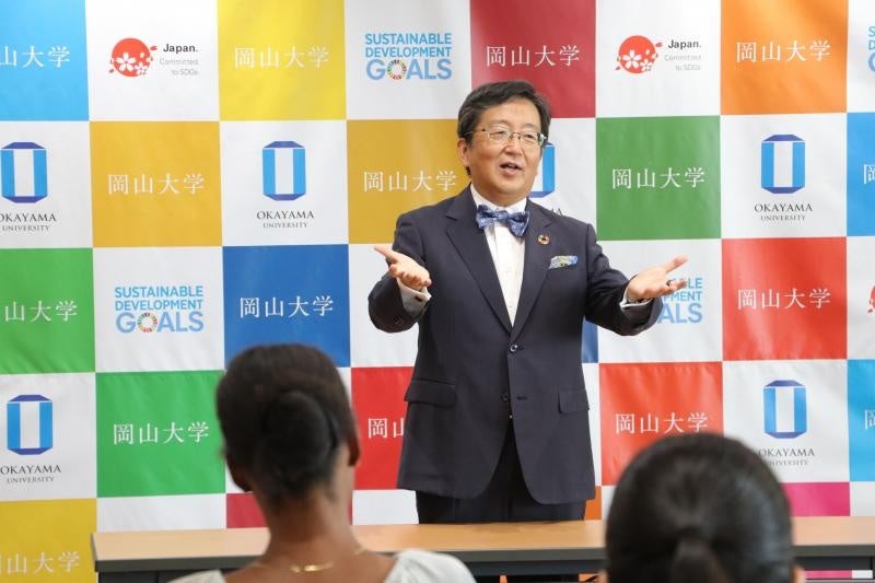 激励の言葉をかける那須保友学長