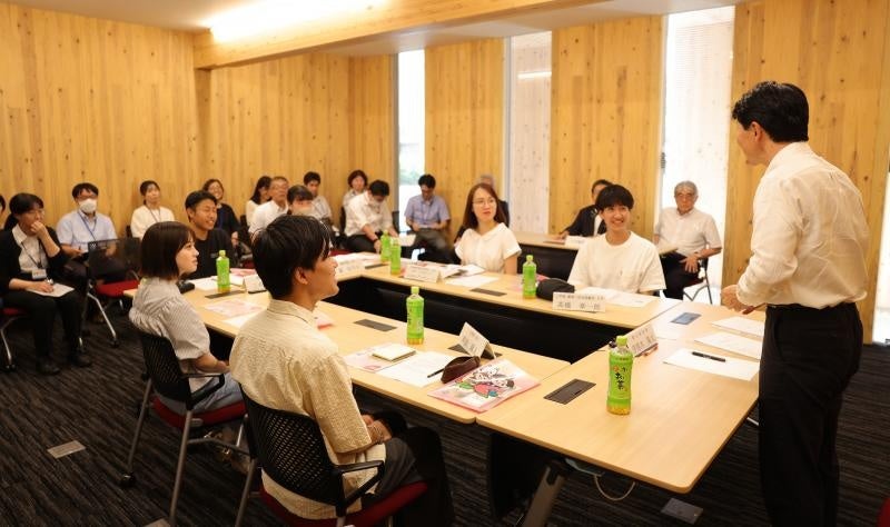 学生たちと伊原木知事（右）