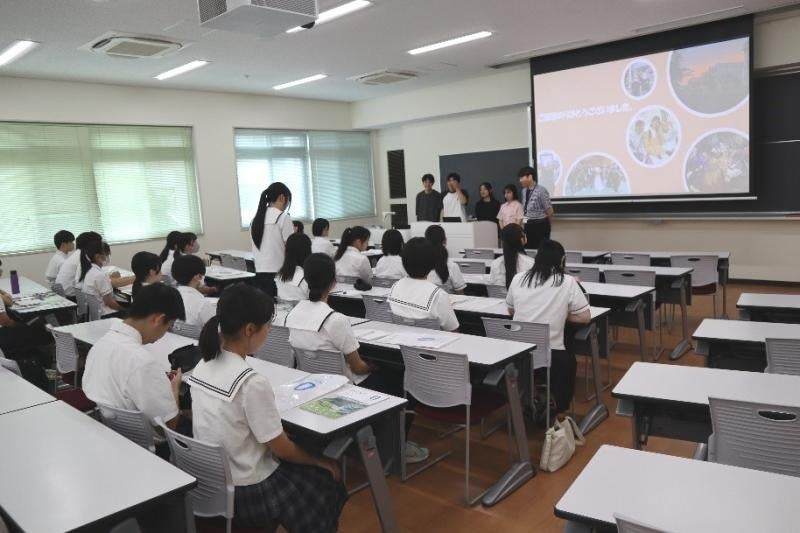 （教育学部）岡山大学岡山県北地域教育プログラムについて、 学生に質疑を行う高校生