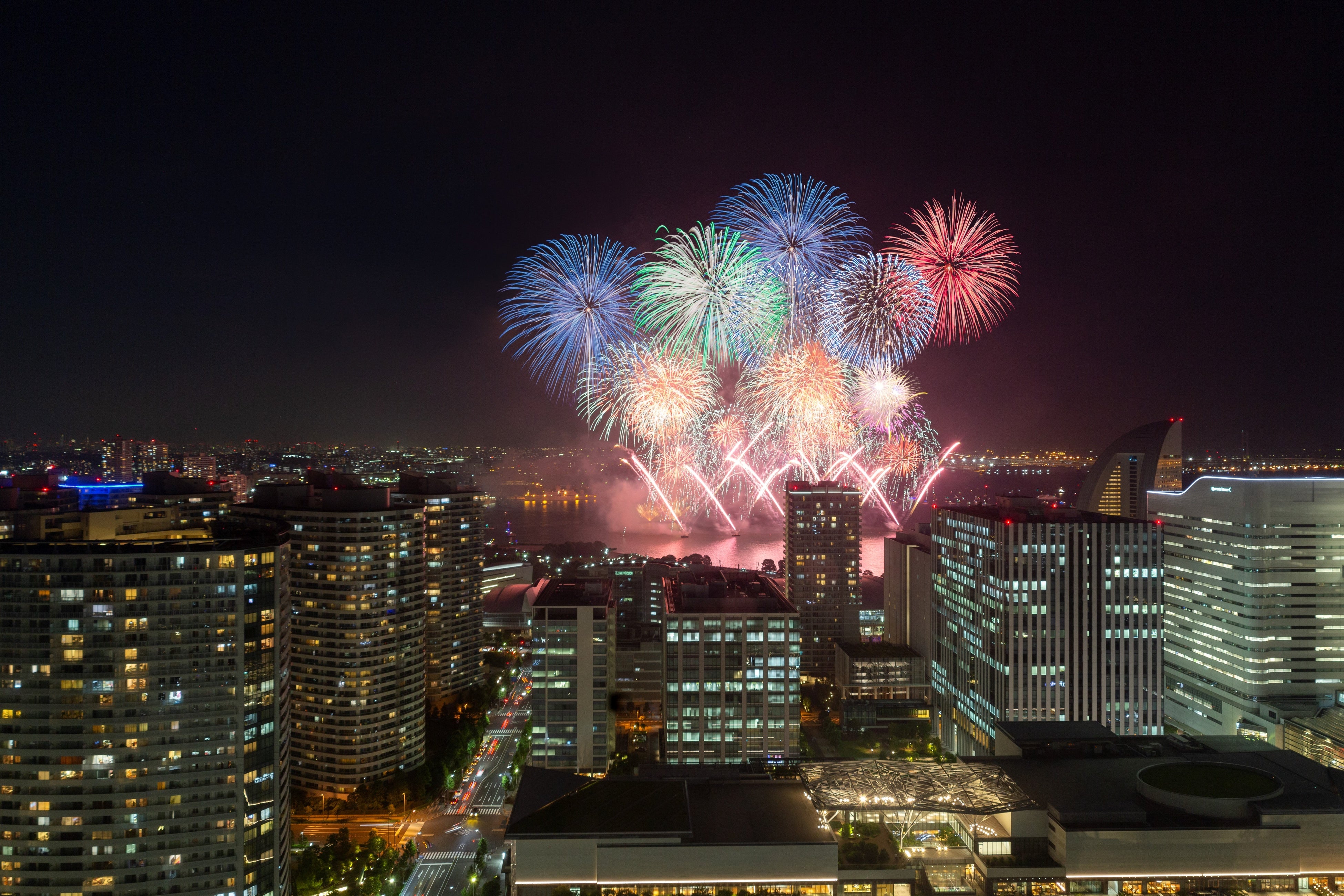 【三井ガーデンホテルズ】横浜・みなとみらいの花火を満喫！20階テラスやプールから夏の夜を楽しむ「花火鑑賞...