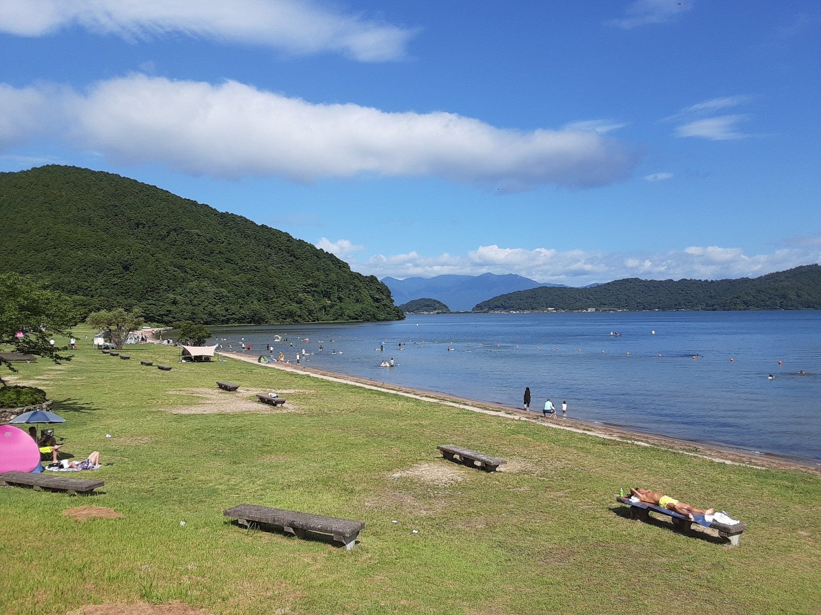 波打ち際まで芝生で快適！水質最高ランク「ＡＡ」の湖水浴場　琵琶湖湖東「宮ヶ浜水泳場」が７月１3日（土）...