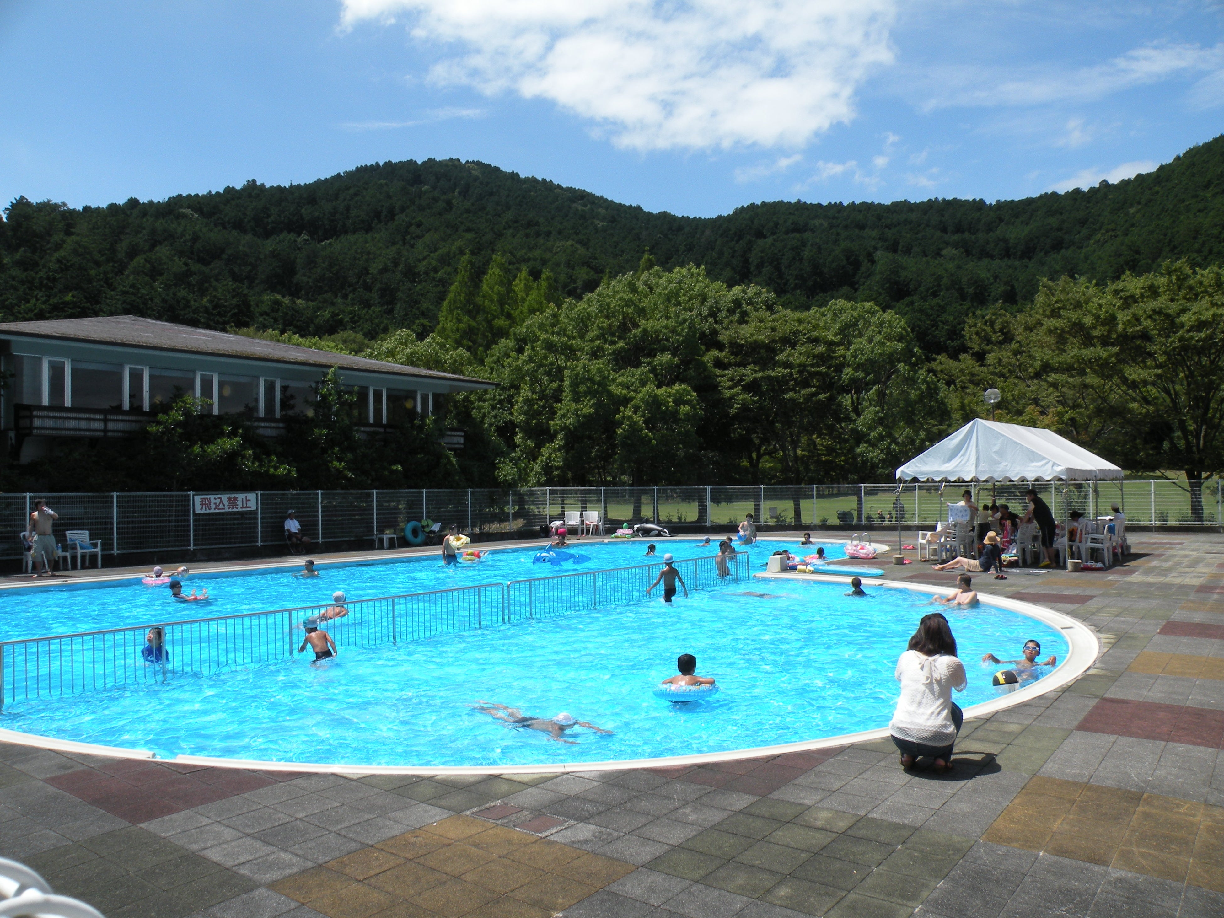 波打ち際まで芝生で快適！水質最高ランク「ＡＡ」の湖水浴場　琵琶湖湖東「宮ヶ浜水泳場」が７月１3日（土）...