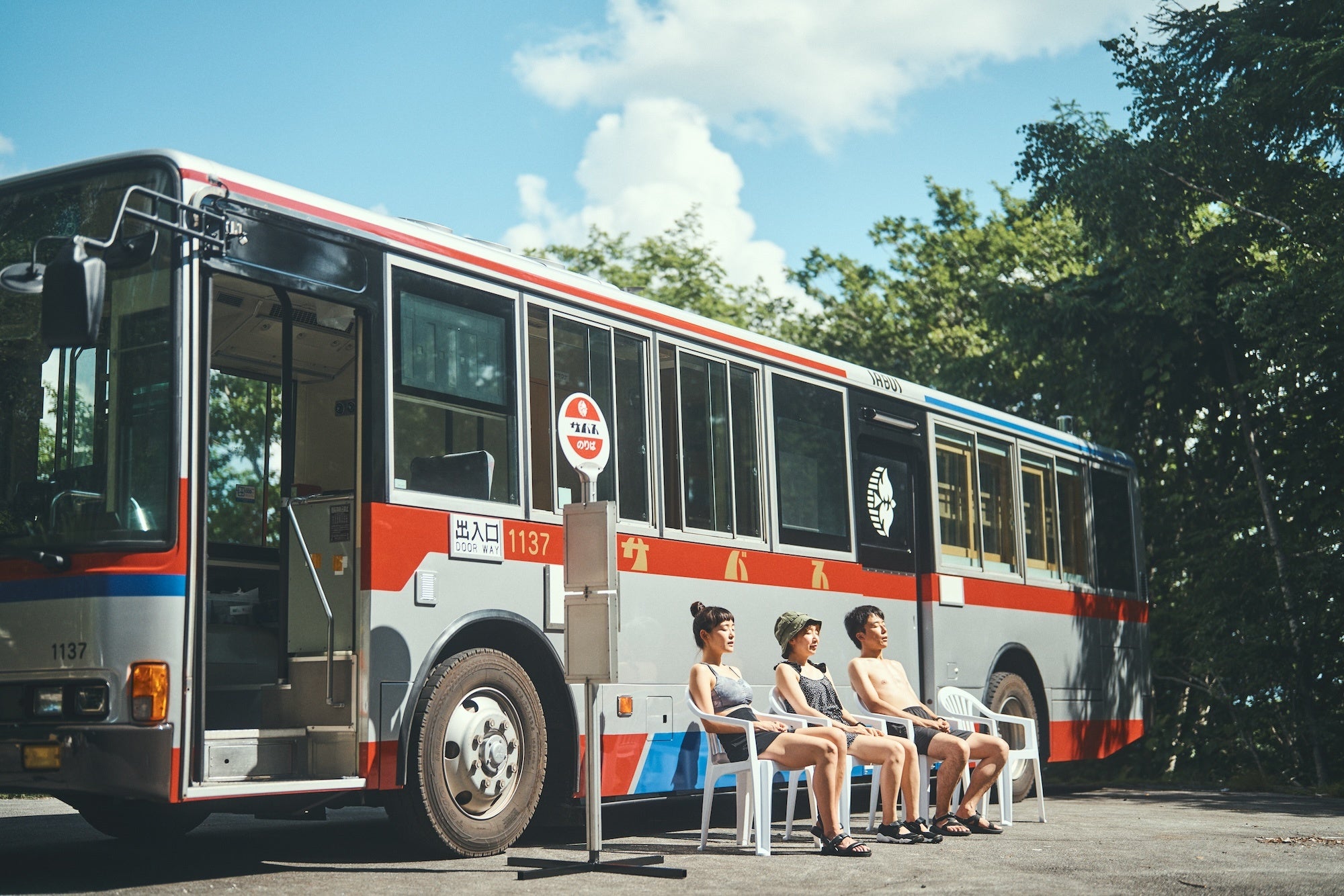 引退した路線バスを使った移動型サウナバス「サバス」2号車が完成しました