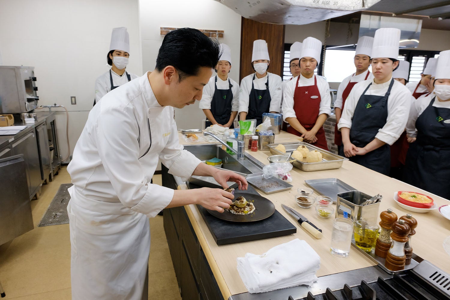 未来の料理人育成プロジェクト『クボツゼミ』始動。福岡「リストランテKubotsu」料理長の窪津が伝える”畑で発...