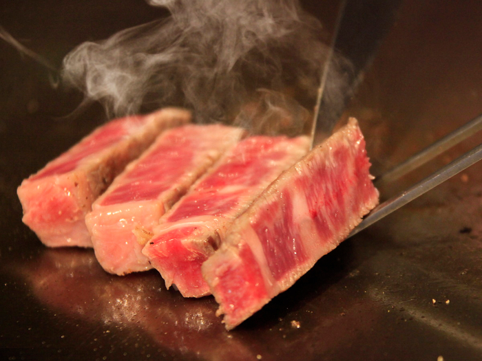 鉄板で焼き上げるステーキ　※イメージ