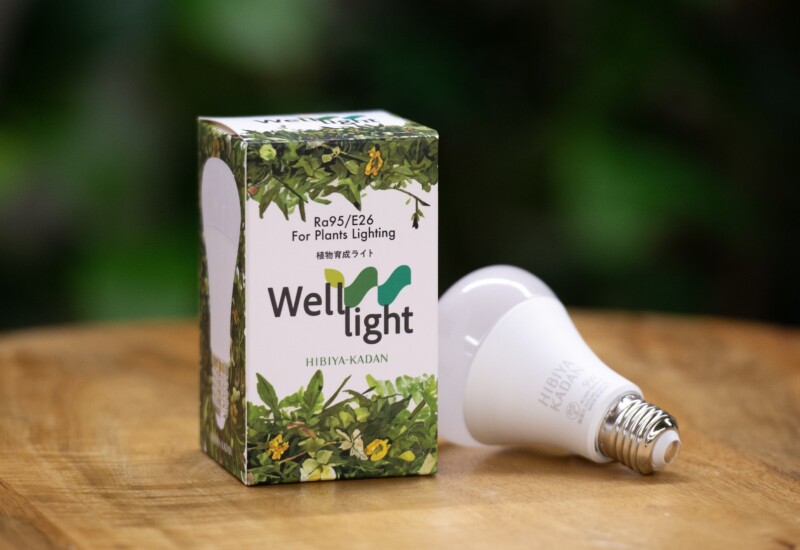～植物に、人に優しい ヒカリ～
植物育成LEDライト「Well-light（ウェルライト）」
6月17日（月）から日比谷花壇の店頭で販売開始