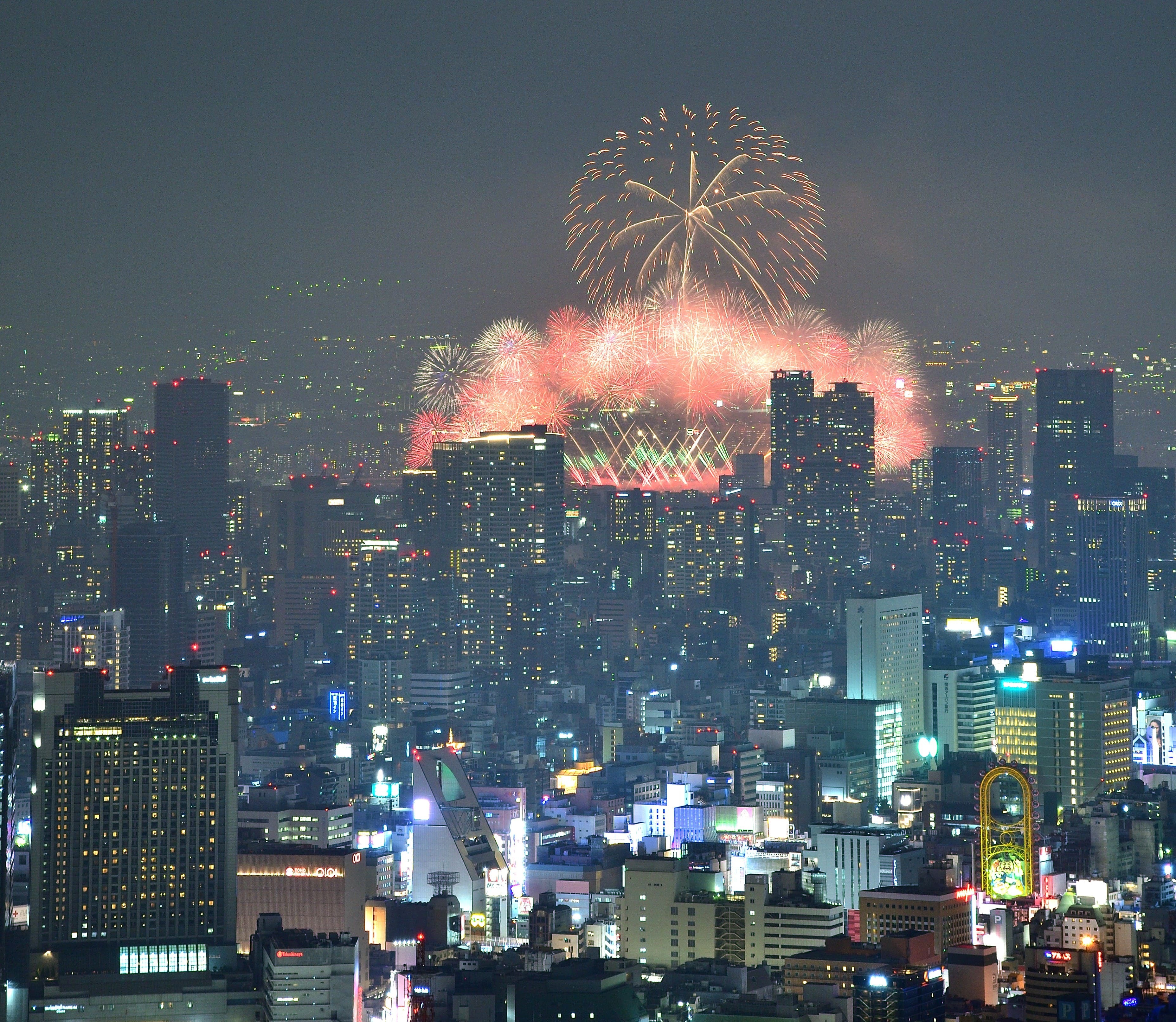 「ハルカス３００（展望台）」で大迫力の花火鑑賞
『なにわ淀川花火大会特別鑑賞プラン』を
６月２８日（金）から販売