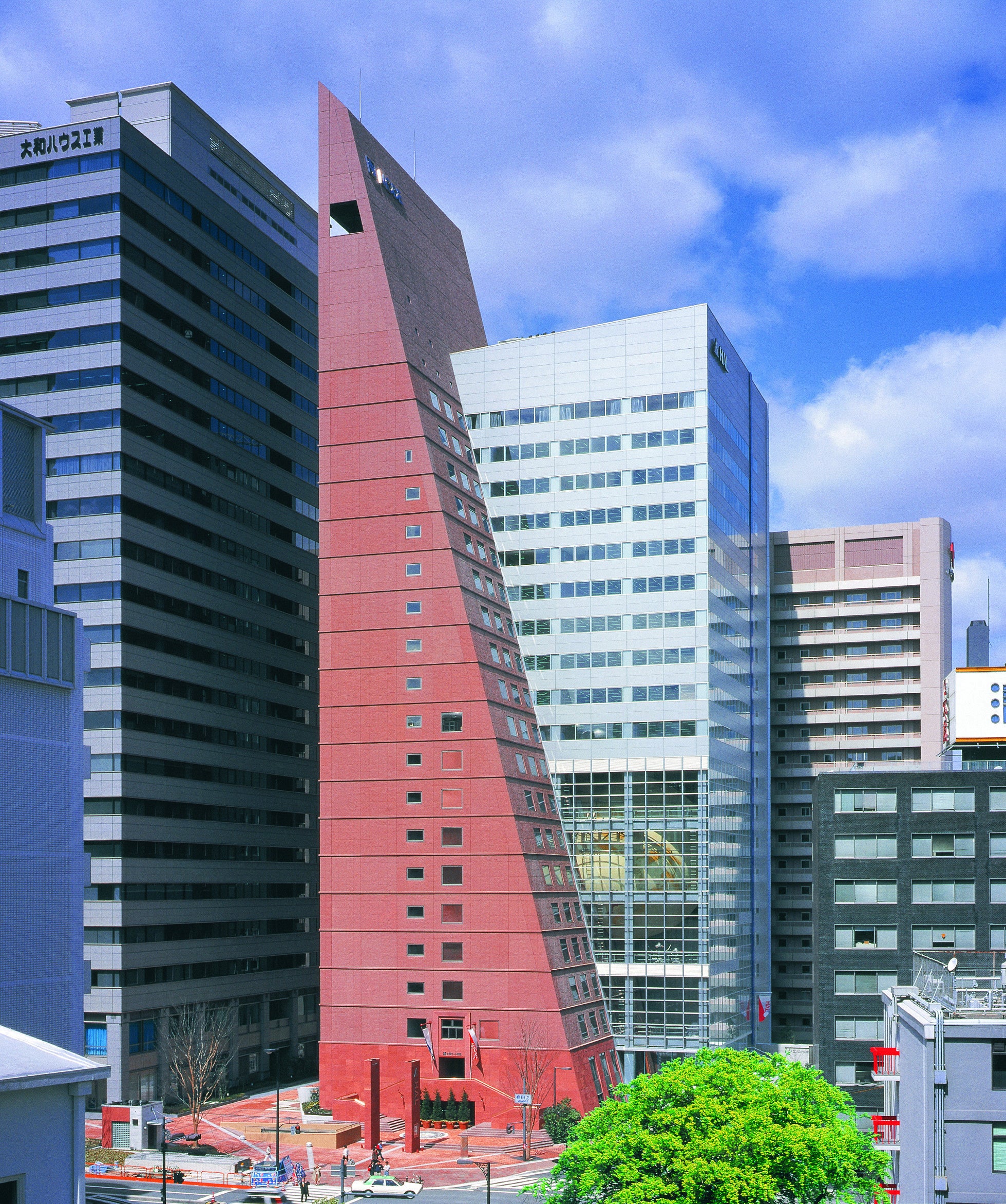 Osaka Metro梅田駅に巨大なファッション作品が登場！？学生作品×ＡＩを活用したクリエイティブ動画を公開！3...