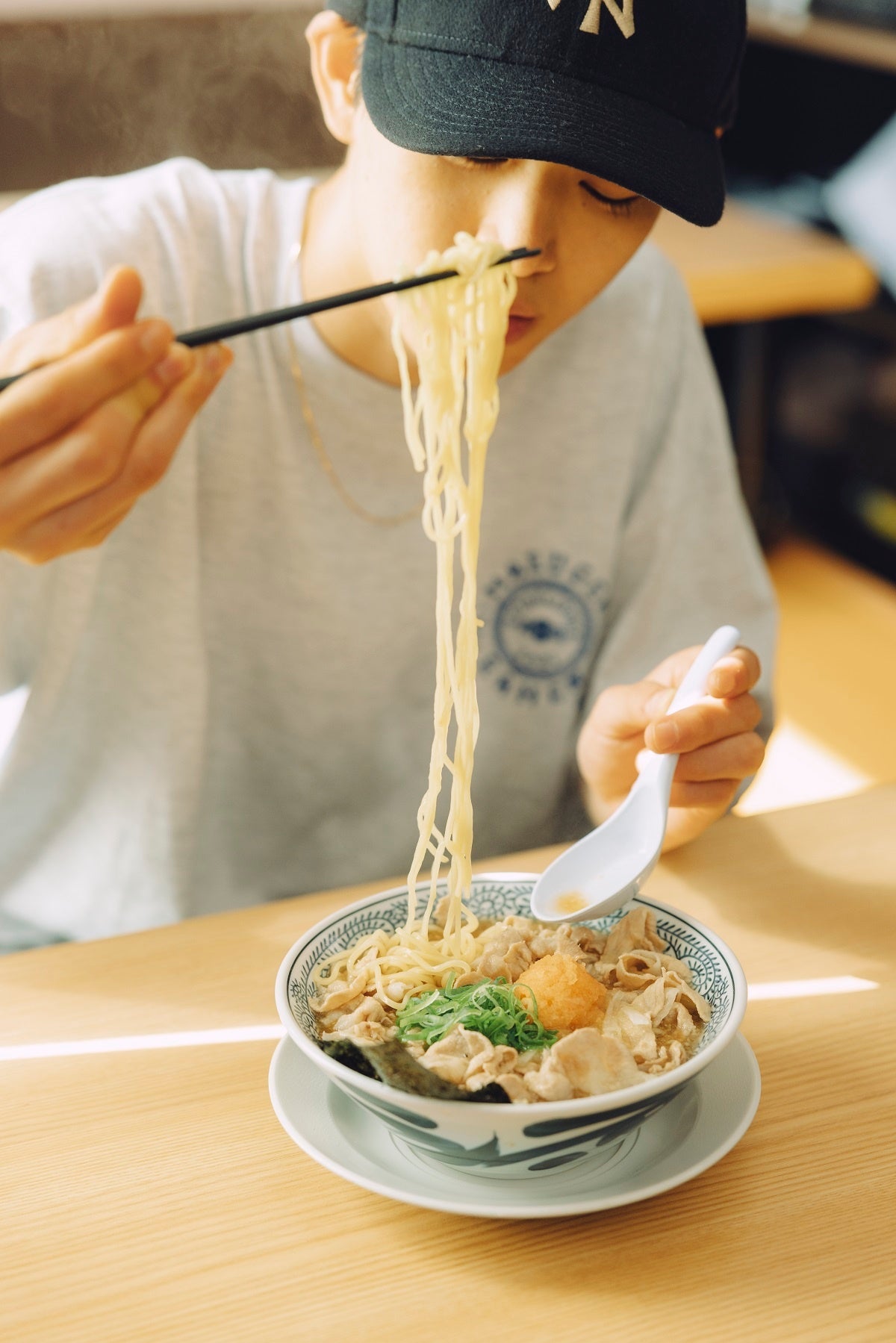 丸源ラーメン×JOURNAL STANDARD relumeコラボアイテムが発売開始。