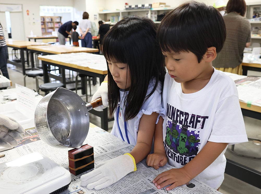 高槻市で夏休みの子どもたちが銅鐸・銅鏡づくりの非日常体験