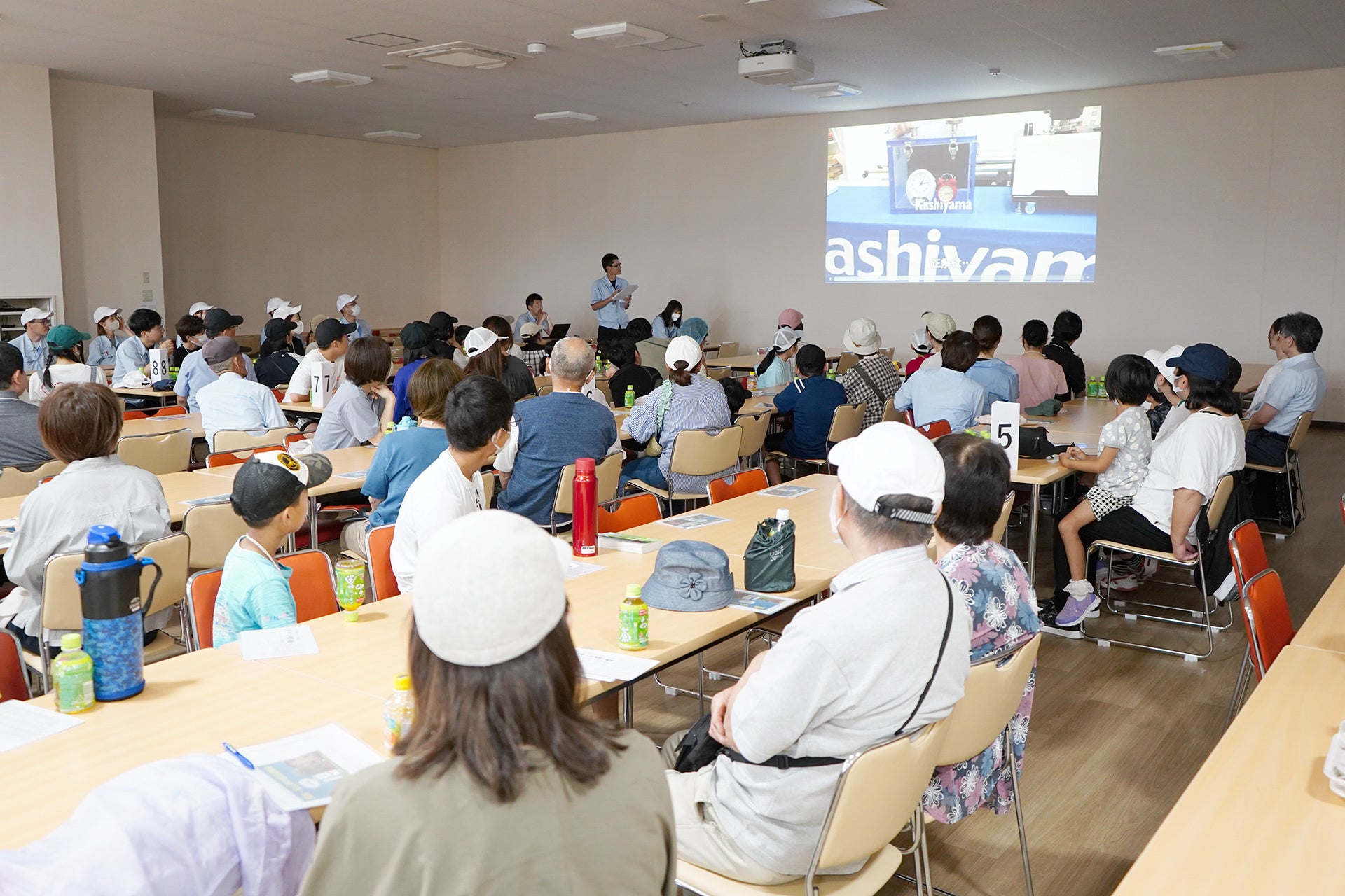 樫山工業が従業員の家族向けに職場見学会を実施