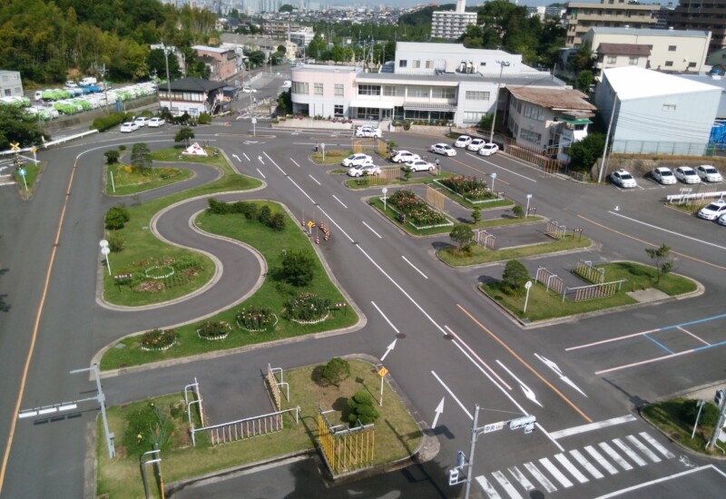 自動車教習所が野外音楽フェス会場に変身！無料で楽しめる交通安全啓発イベント開催