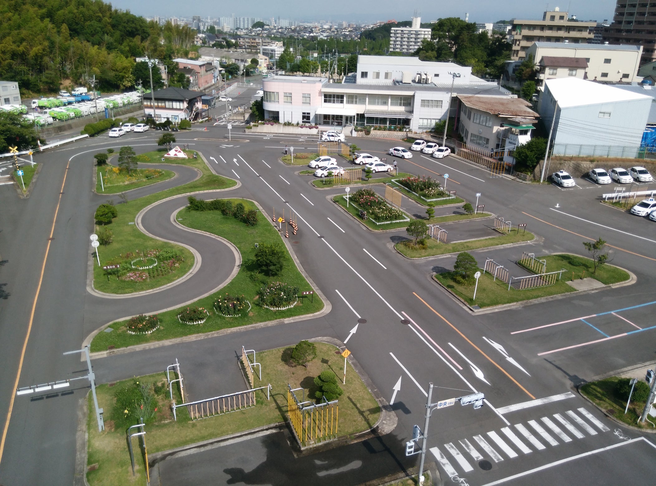 自動車教習所が野外音楽フェス会場に変身！無料で楽しめる交通安全啓発イベント開催