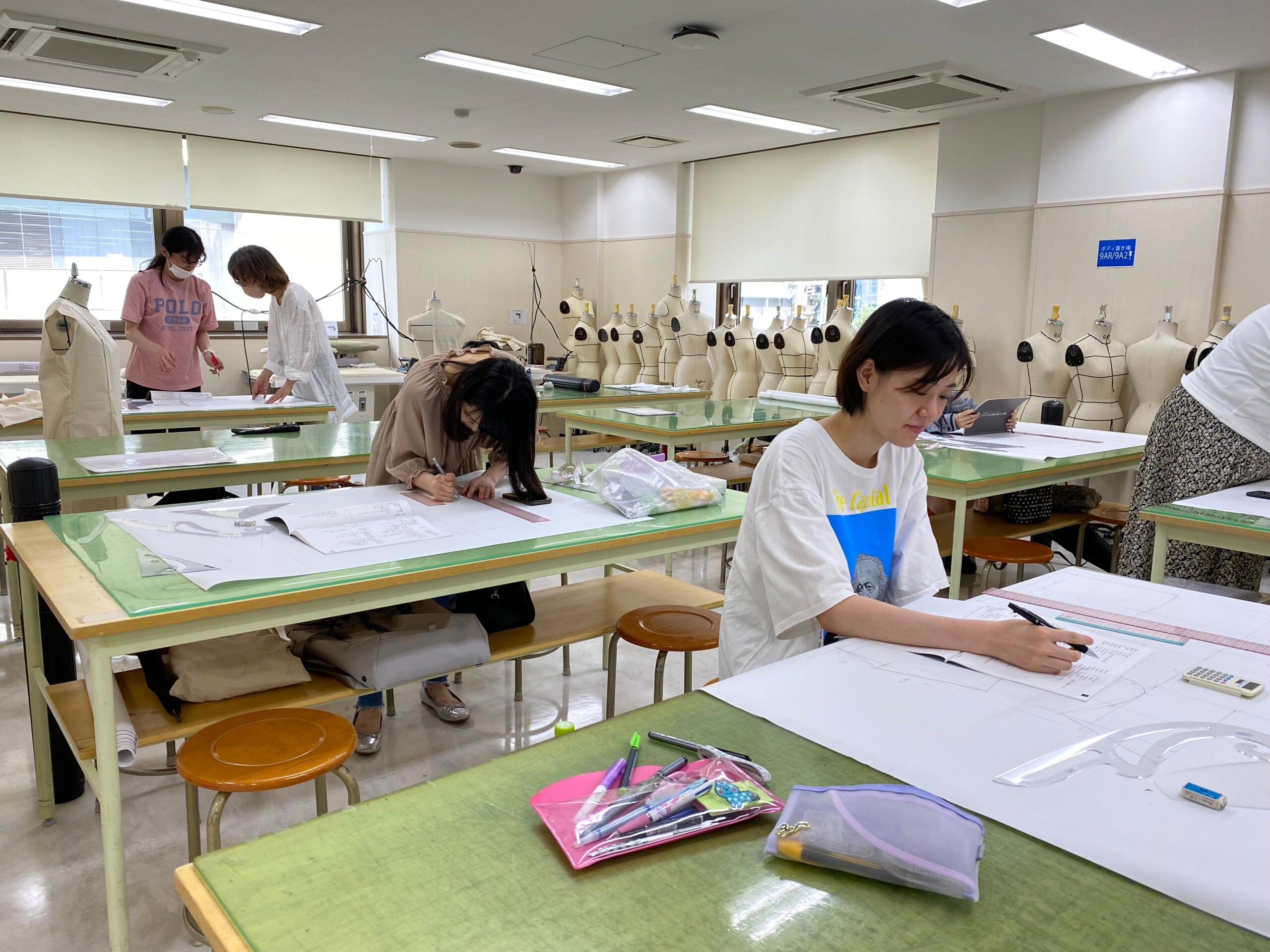 上田安子服飾専門学校、トライアルプログラムで学生が実用性を追求したガーメントバッグをデザイン。社会的意...