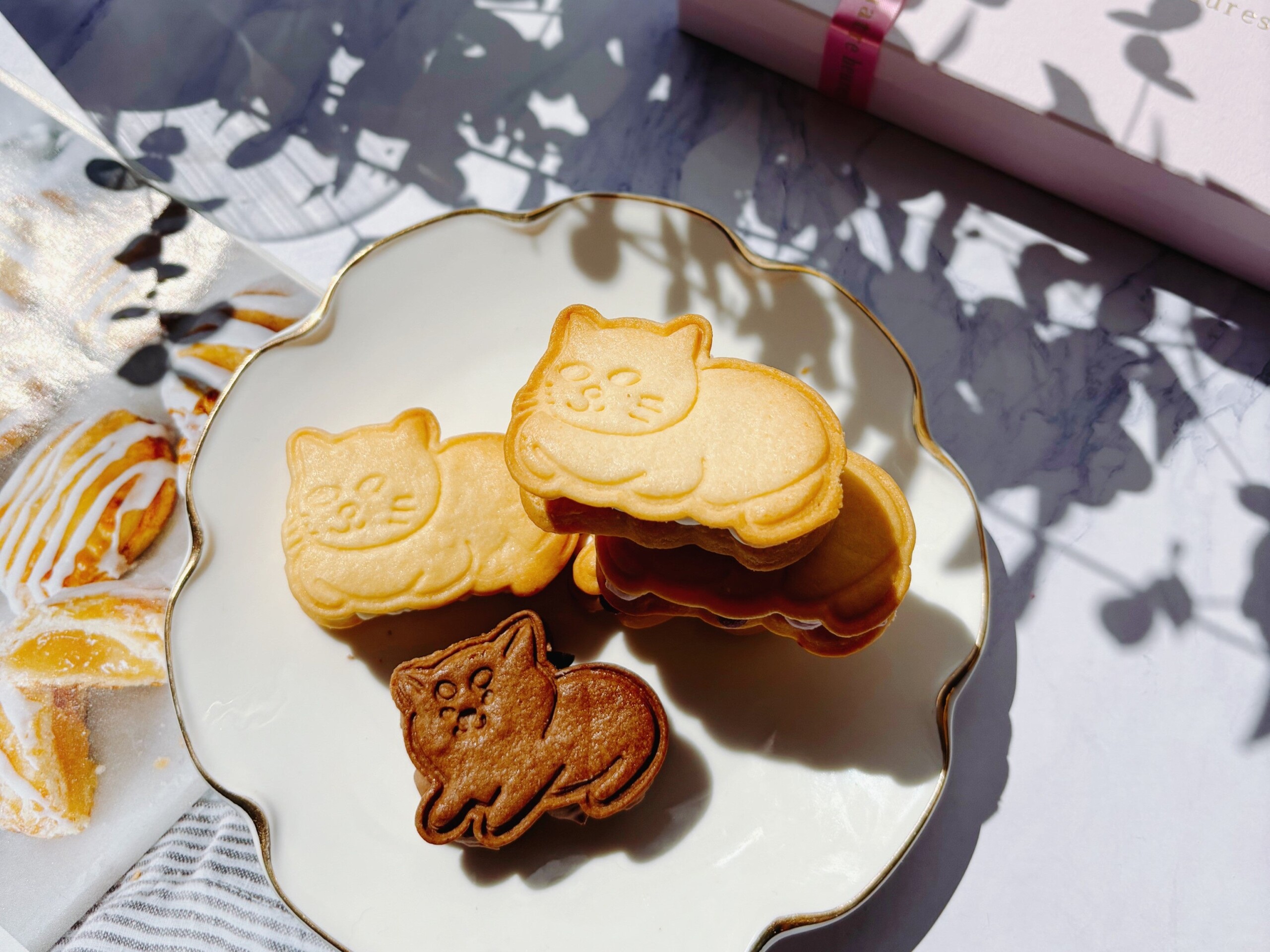 【犬猫モチーフの焼き菓子専門店quatre heures】かわいい犬猫クッキーのグルテンフリーバターサンドボックス...