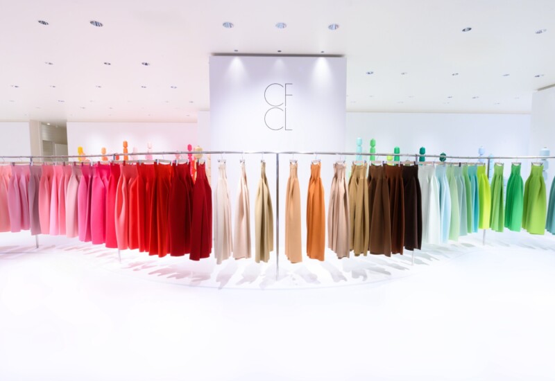 CFCL × エマニュエル・ムホーの100色の糸による100着のスカートを用いたインスタレーションをISETAN THE SPAC...