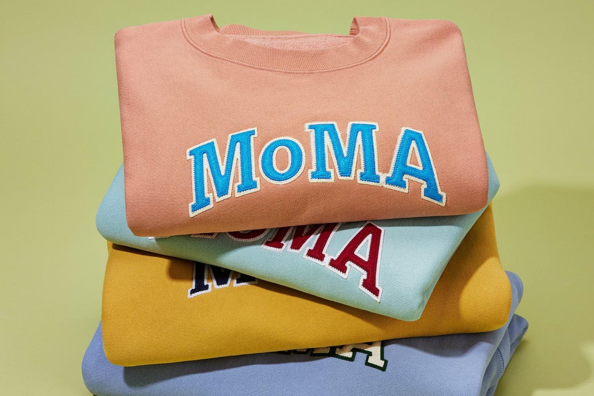 【MoMA Design Store】MoMA限定 Champion スウェットシャツとフーディーに、90年代のルックスを想起させる新色が登場