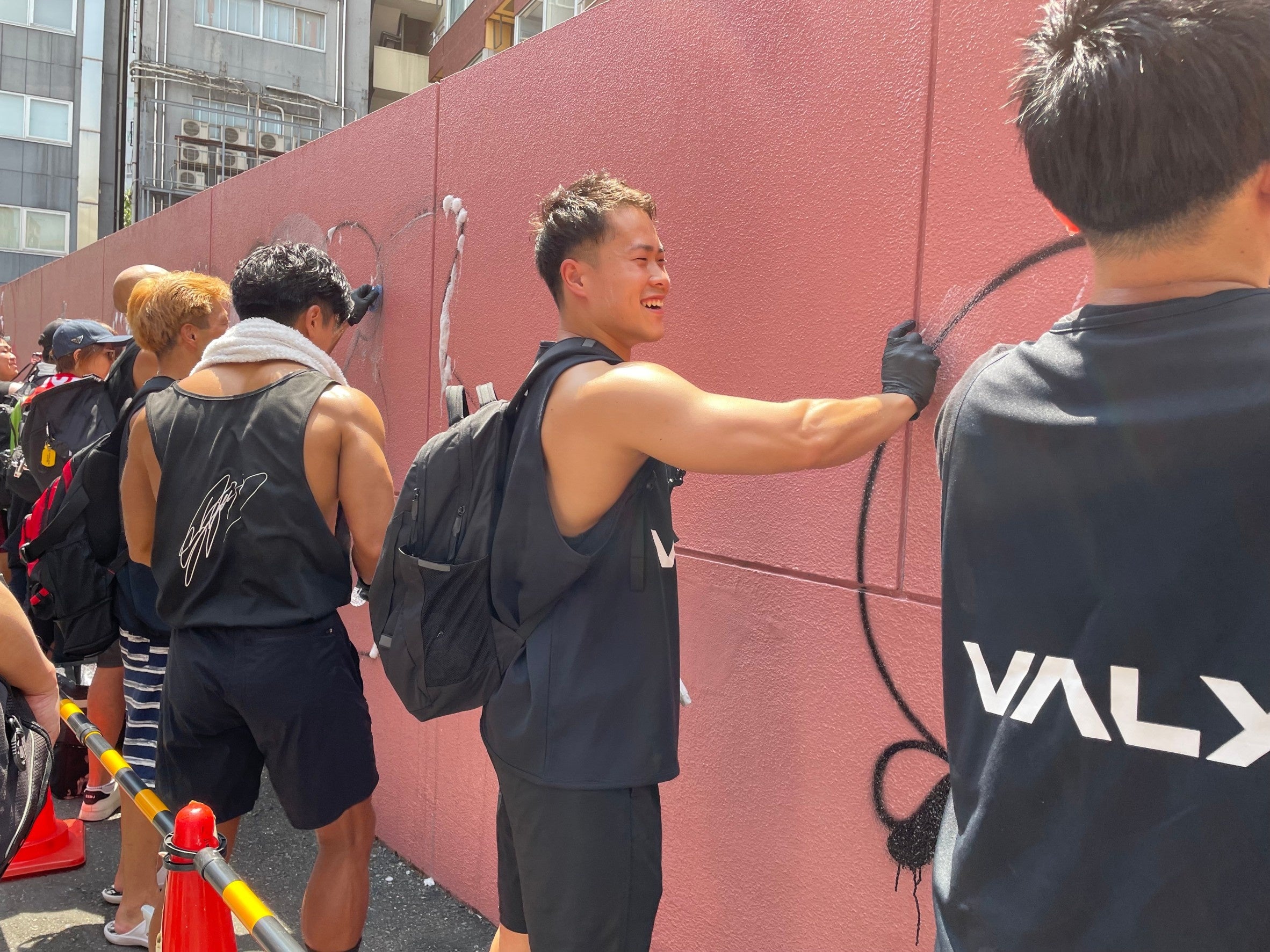 渋谷区と連携した清掃イベント「壁の落書き消しマッスル」　35度を超える真夏の渋谷でバルクアップしたマッチ...