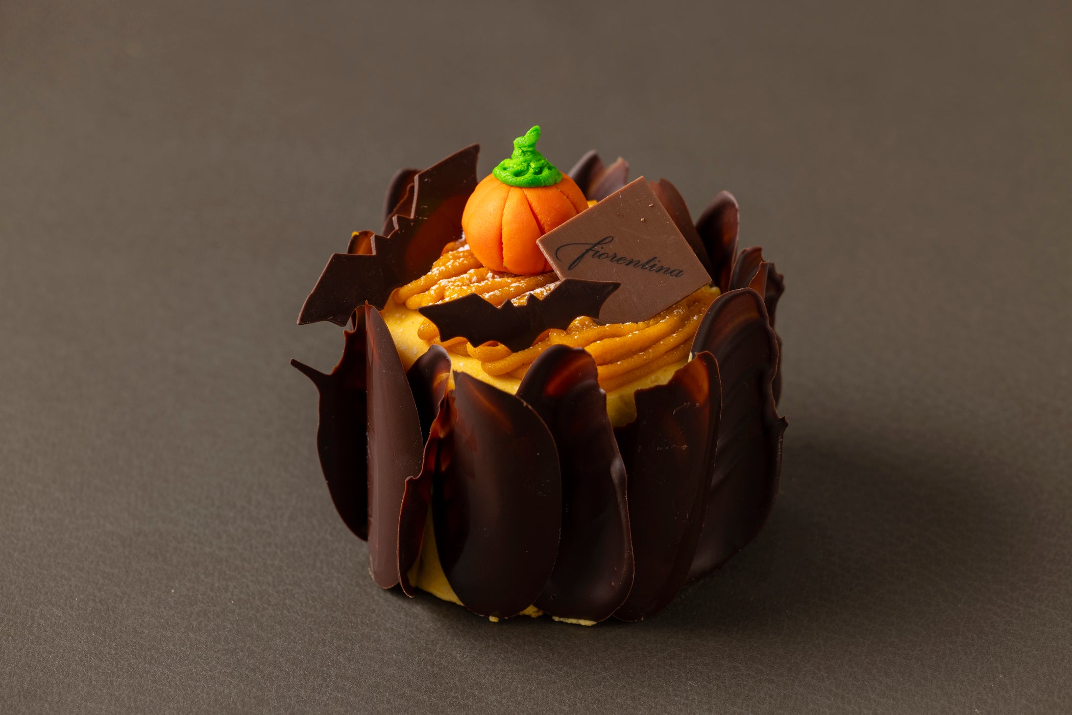 ゴーストや目玉のムースなどハロウィンモチーフの小菓子6種類アソートやお菓子を詰めた黒猫型の全部食べられ...