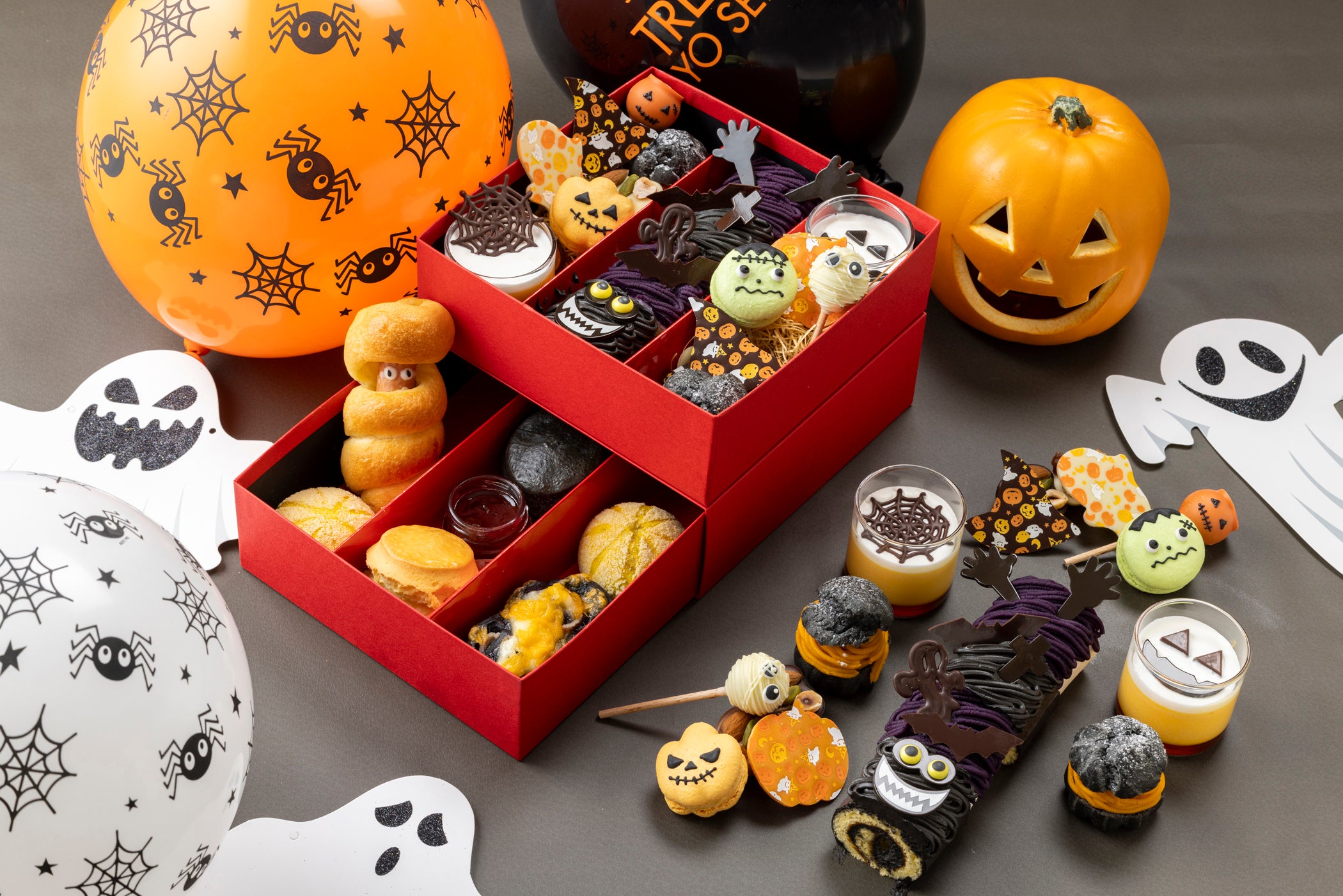 ゴーストや目玉のムースなどハロウィンモチーフの小菓子6種類アソートやお菓子を詰めた黒猫型の全部食べられ...