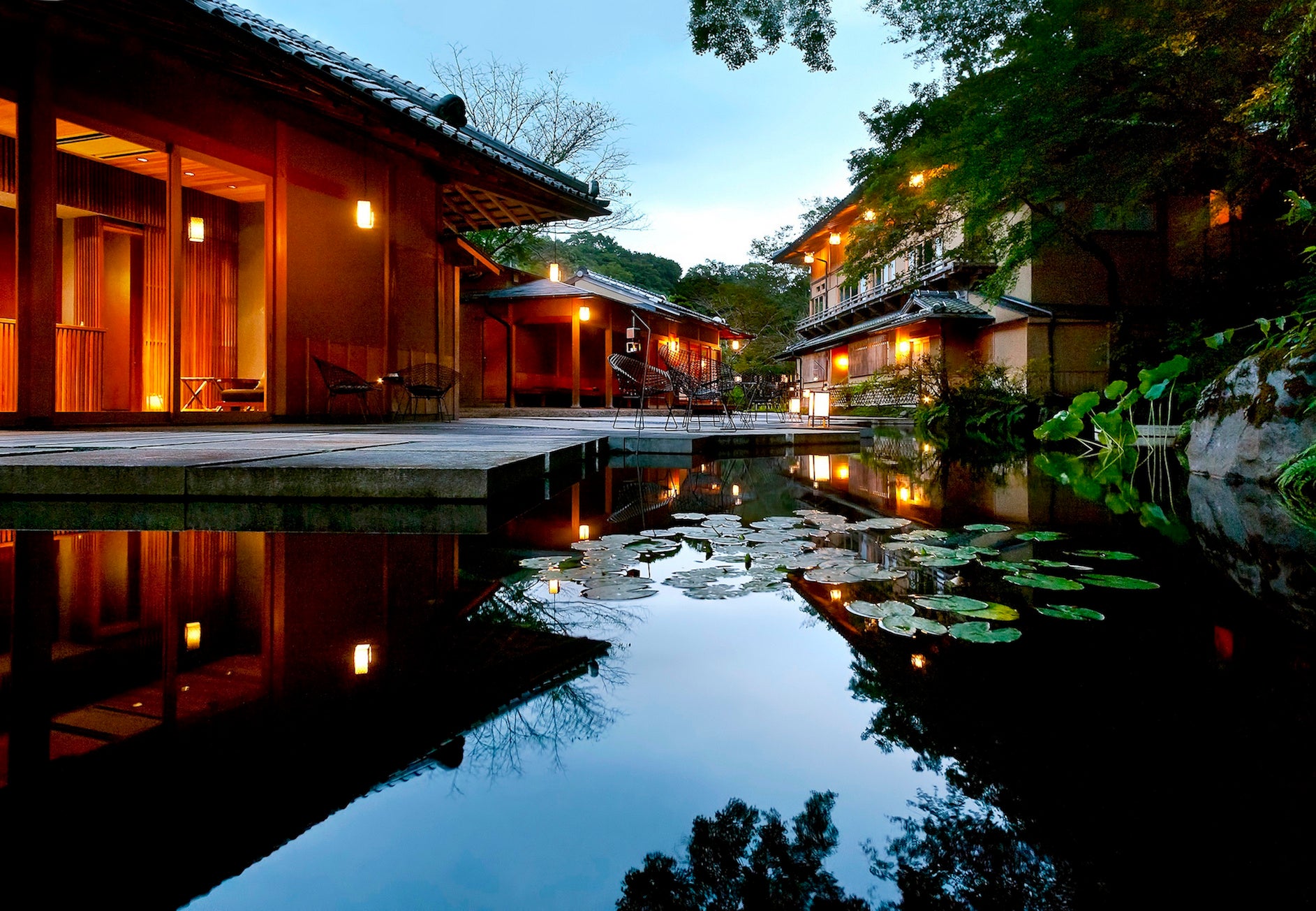 【星のや京都】朝日に輝く紅葉の景色の中、屋形舟でもみじ鍋を味わう「秋麗（しゅうれい）の朝餉（あさげ）舟...