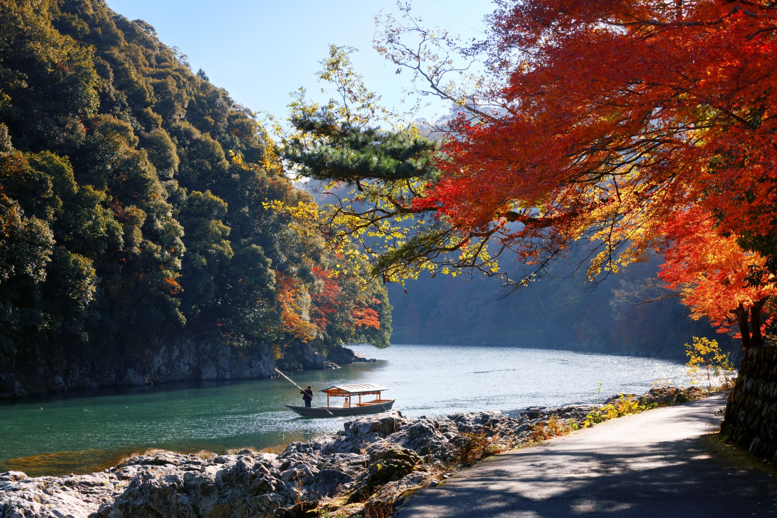 【星のや京都】朝日に輝く紅葉の景色の中、屋形舟でもみじ鍋を味わう「秋麗（しゅうれい）の朝餉（あさげ）舟...