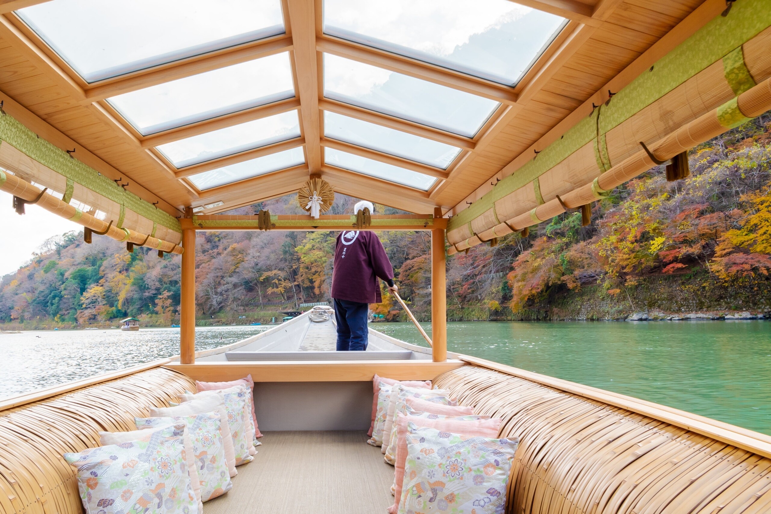 【星のや京都】朝日に輝く紅葉の景色の中、屋形舟でもみじ鍋を味わう「秋麗（しゅうれい）の朝餉（あさげ）舟...