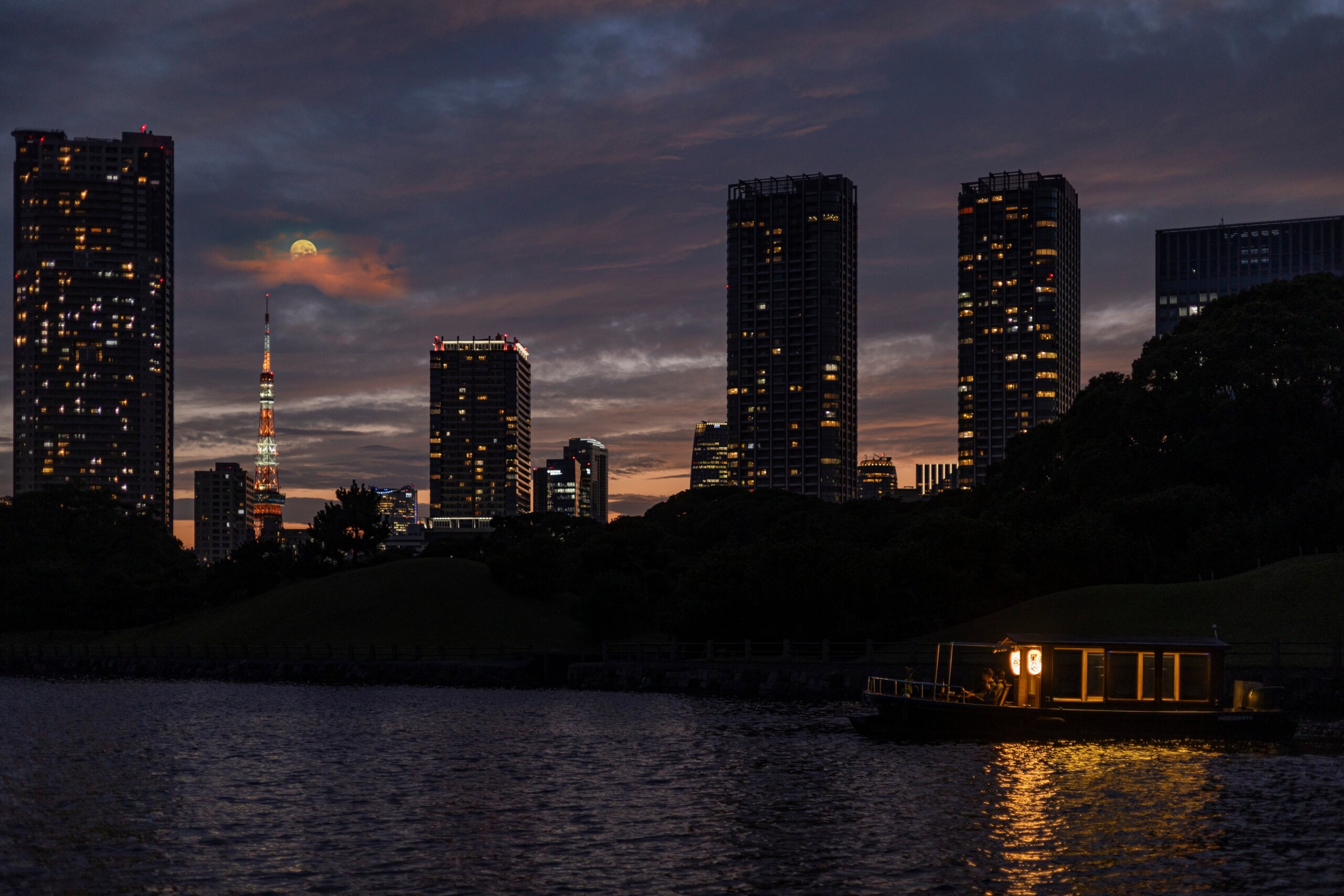 【星のや東京】江戸文化に倣い、貸切り舟で日本酒と月見団子を味わいながら、優雅に十三夜の月を愛でる「後の...