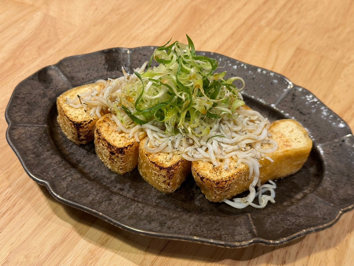 炭火でパリッと焼き上げた栃尾油揚げ