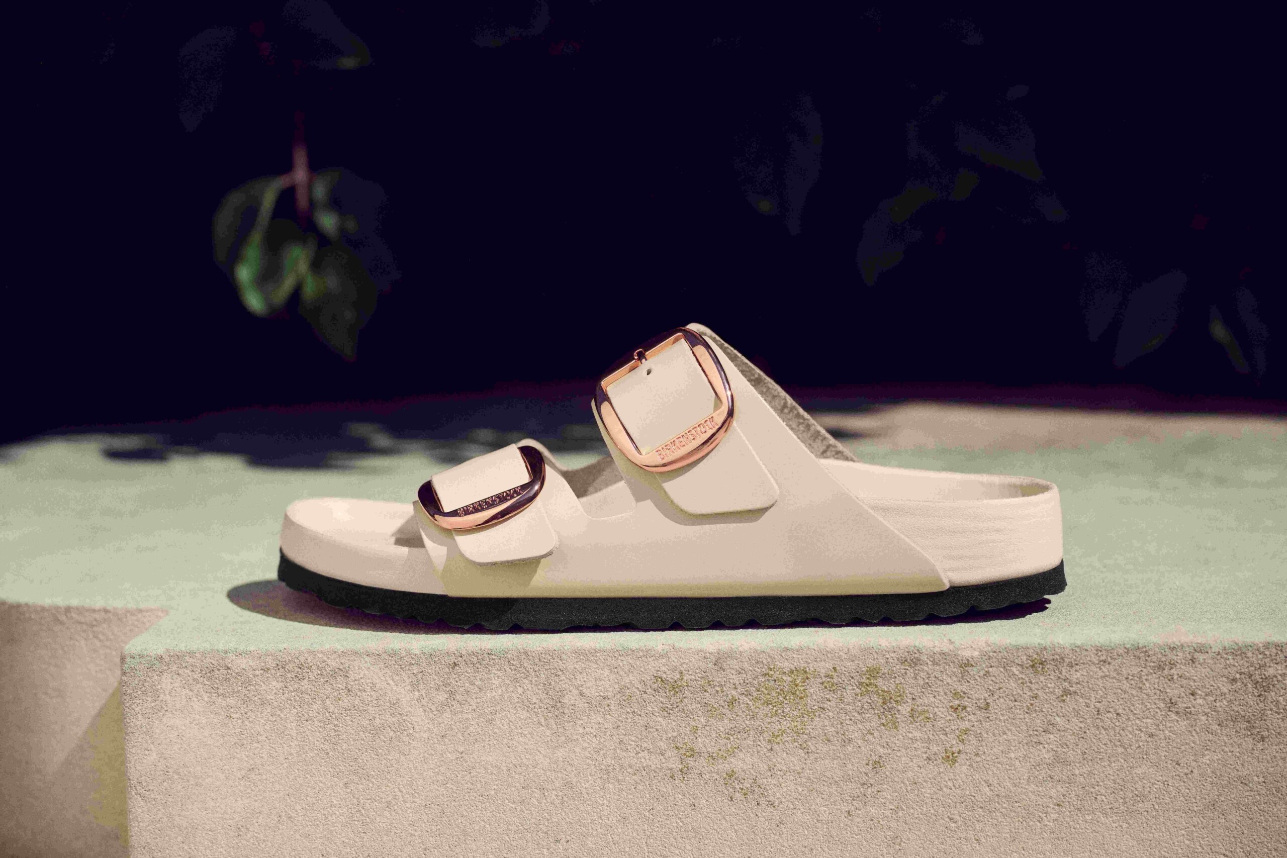 BIRKENSTOCKのシグネチャー、ダブルストラップのARIZONAがシックなカラーとバックルで登場。