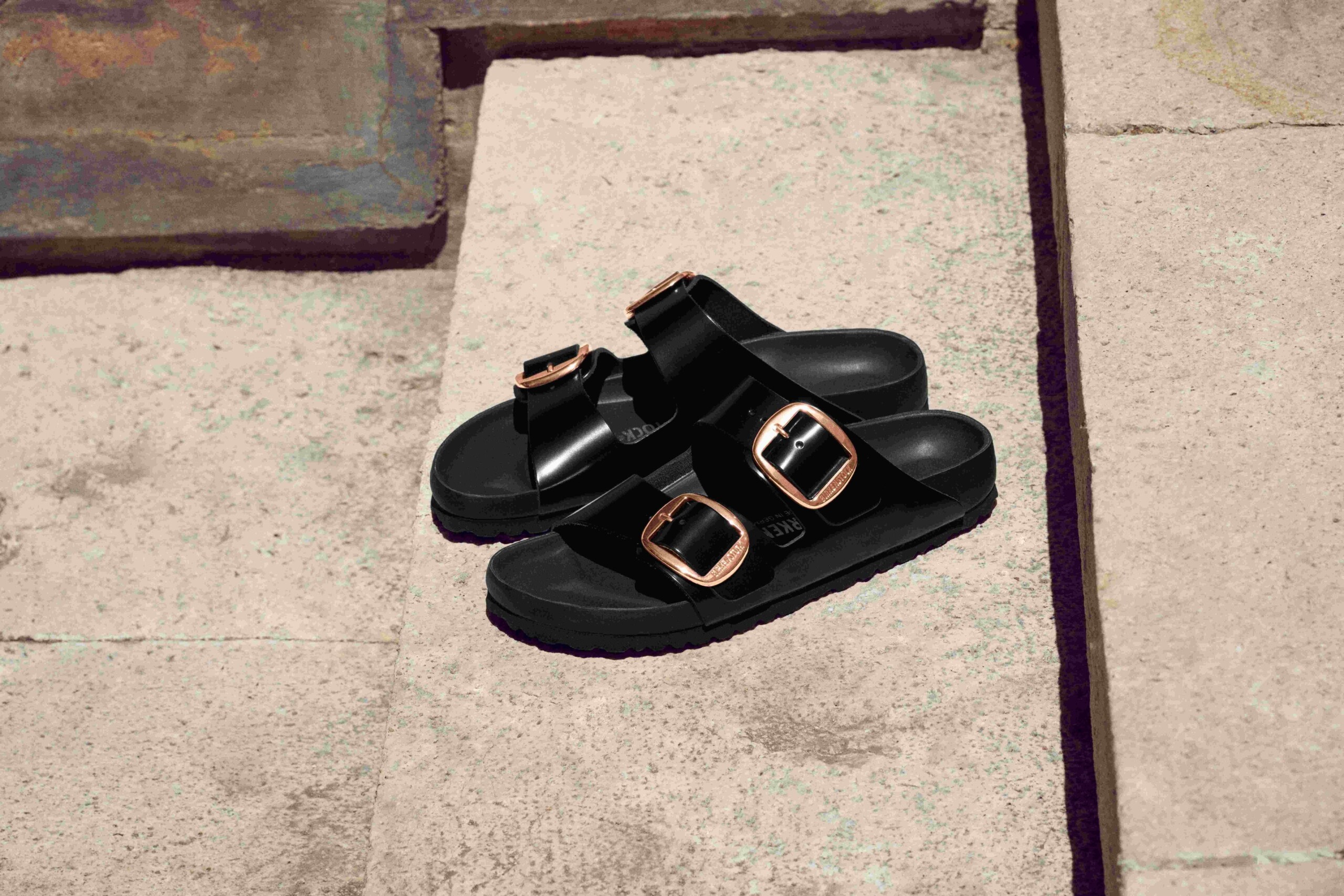 BIRKENSTOCKのシグネチャー、ダブルストラップのARIZONAがシックなカラーとバックルで登場。