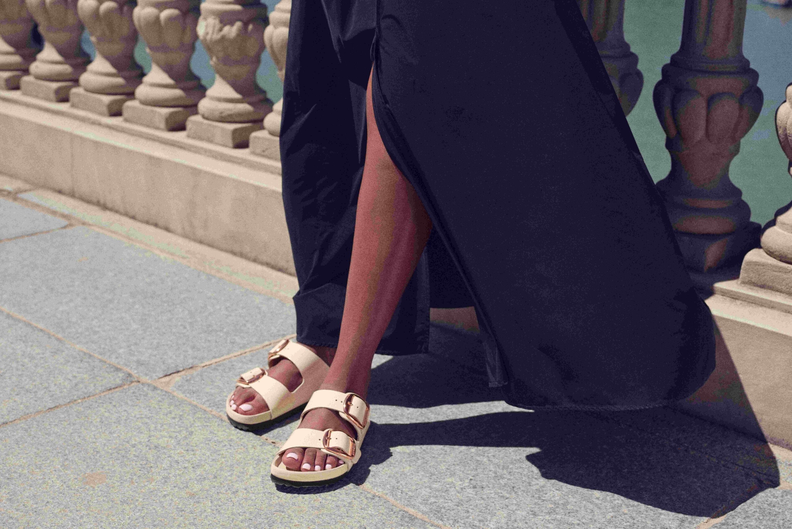 BIRKENSTOCKのシグネチャー、ダブルストラップのARIZONAがシックなカラーとバックルで登場。