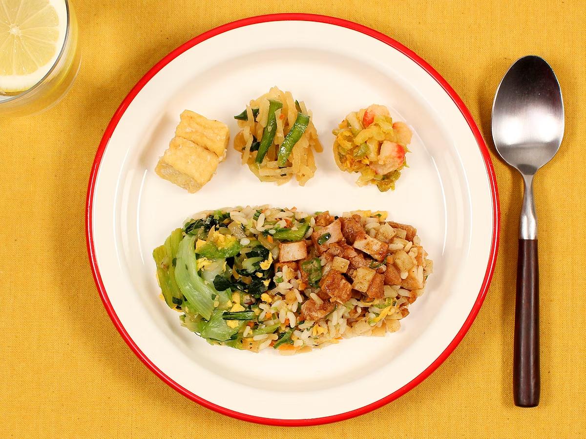 ごろっとした豚肉が乗った炒飯の食べ応え抜群！五香粉の香りが食欲をそそる「やみつき！ルーロー炒飯」がナッシュから新発売