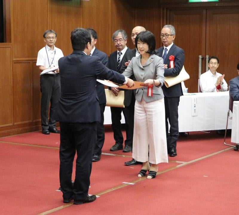 上坊副知事から感謝状を受領する三村理事（右）