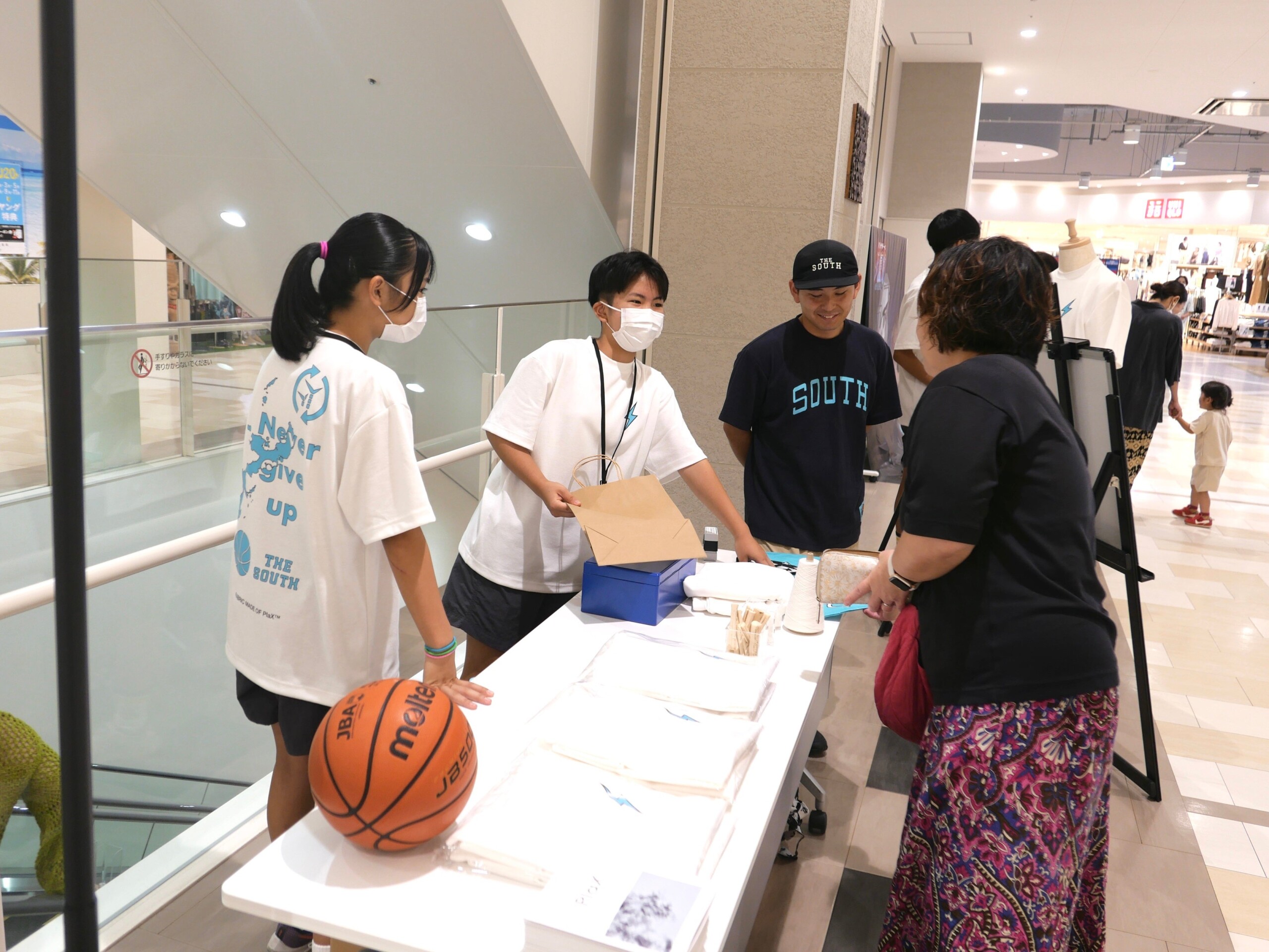 沖縄県豊見城市の中学生がサトウキビ由来の環境配慮型Tシャツをデザイン販売