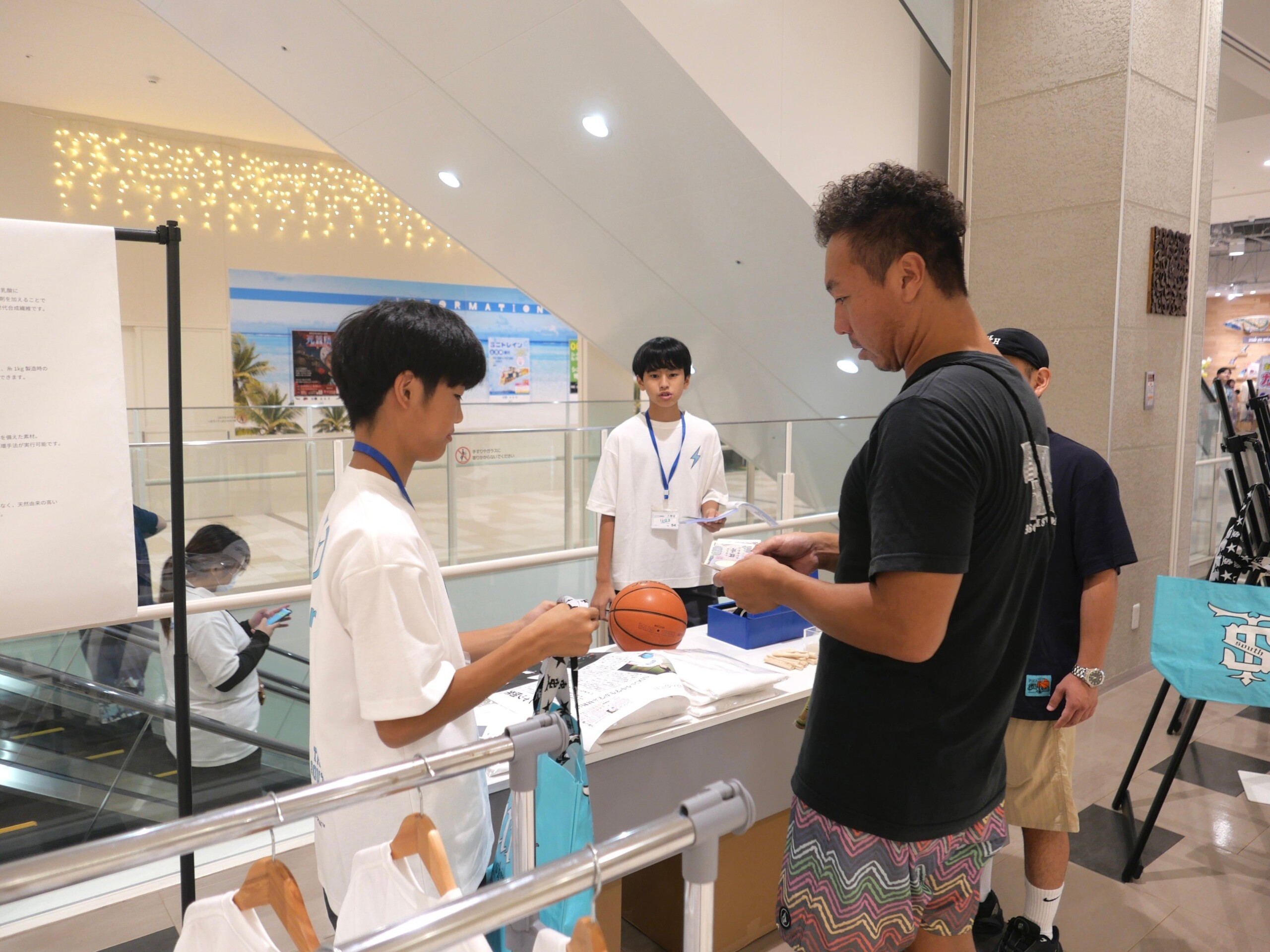 沖縄県豊見城市の中学生がサトウキビ由来の環境配慮型Tシャツをデザイン販売