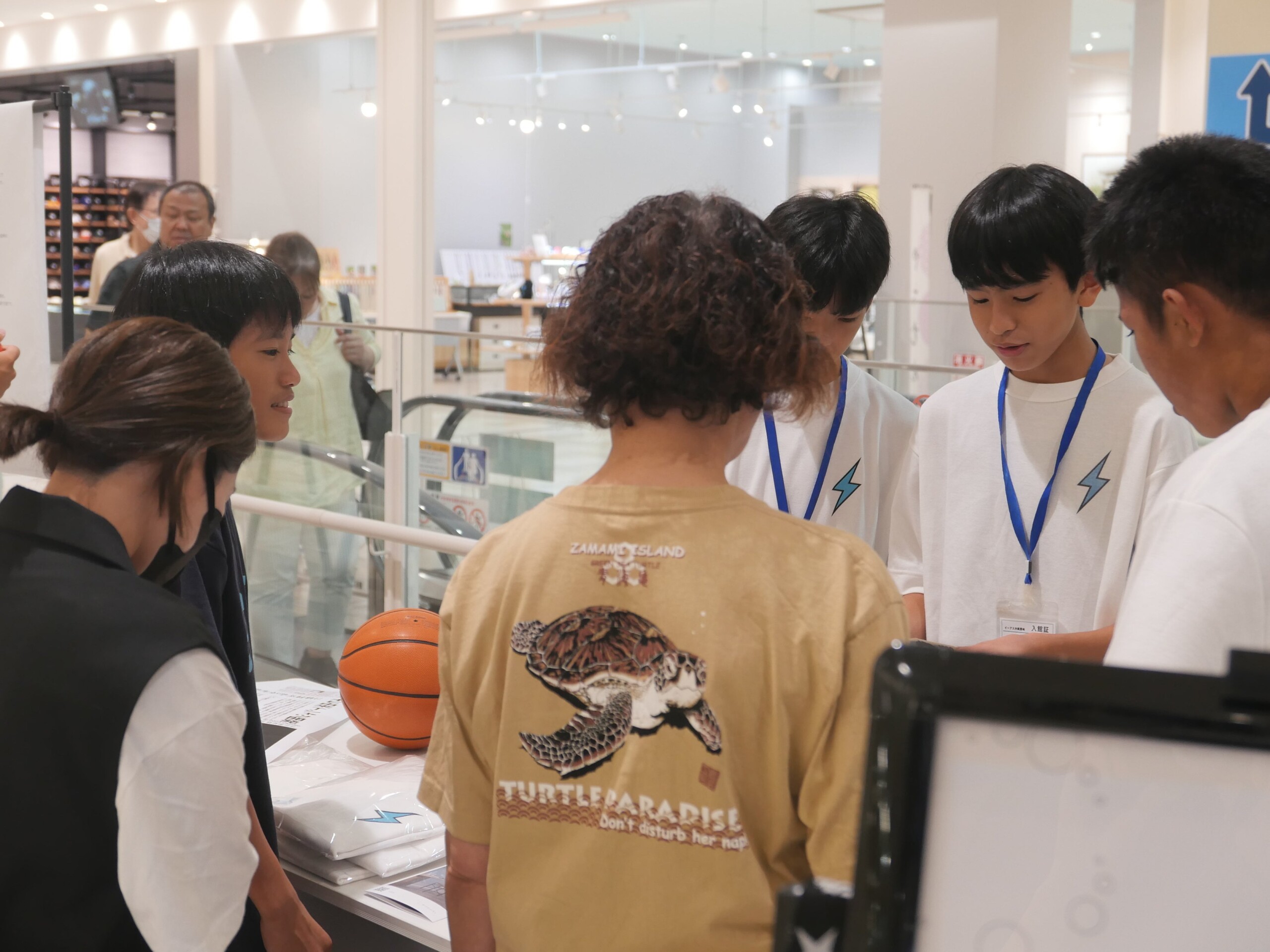 沖縄県豊見城市の中学生がサトウキビ由来の環境配慮型Tシャツをデザイン販売