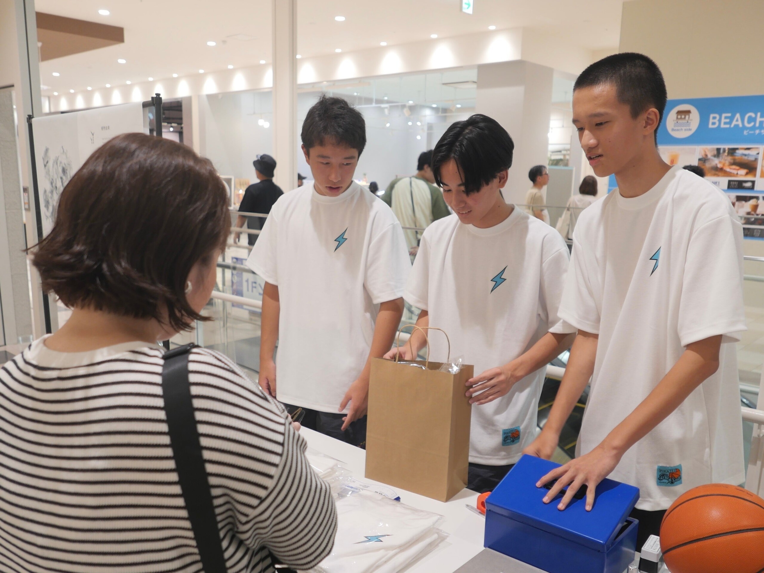 沖縄県豊見城市の中学生がサトウキビ由来の環境配慮型Tシャツをデザイン販売