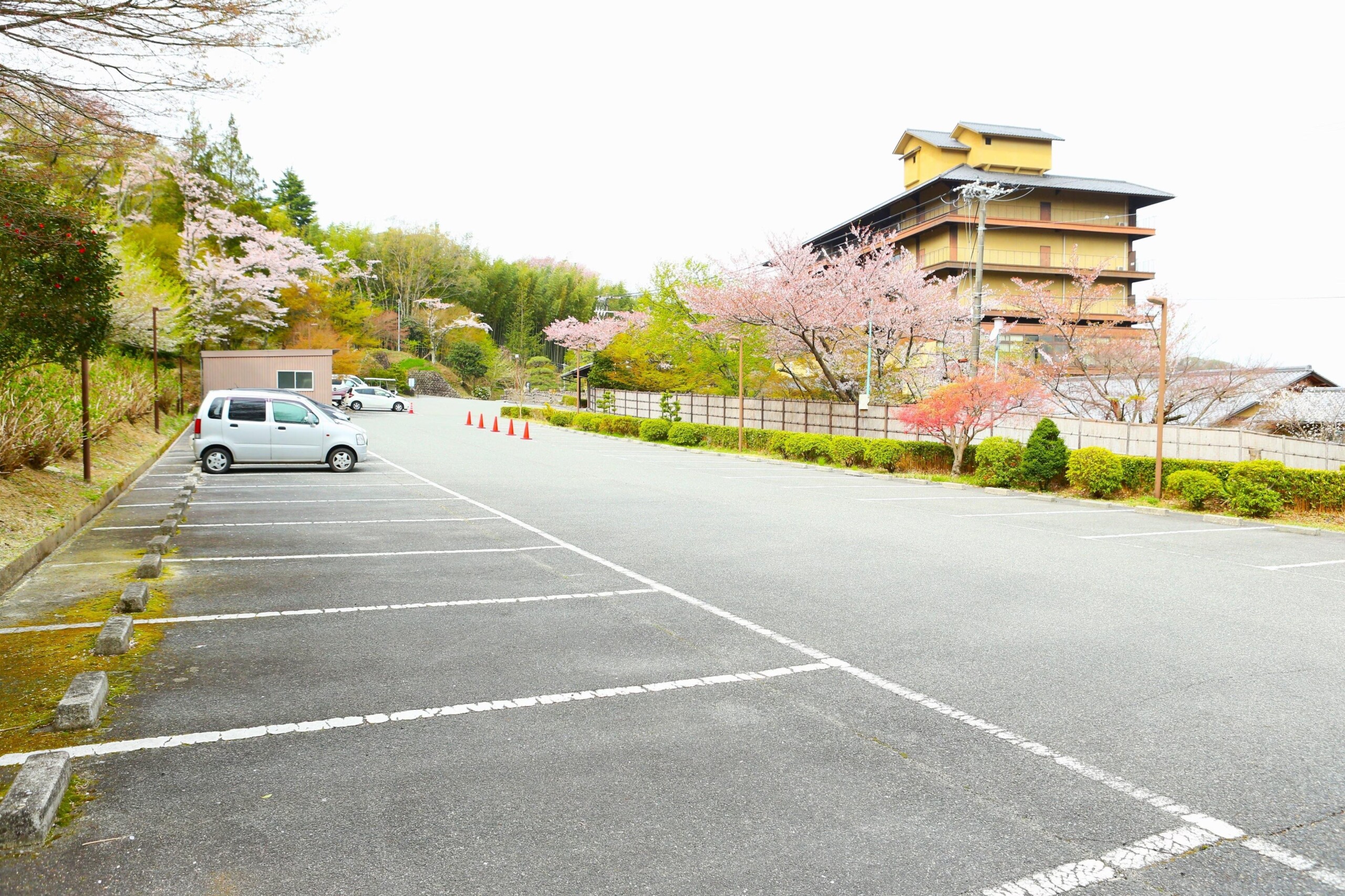 「有馬温泉　元湯　古泉閣」広大な駐車スペースあり！秋の行楽シーズン　EV充電器予約受付開始！