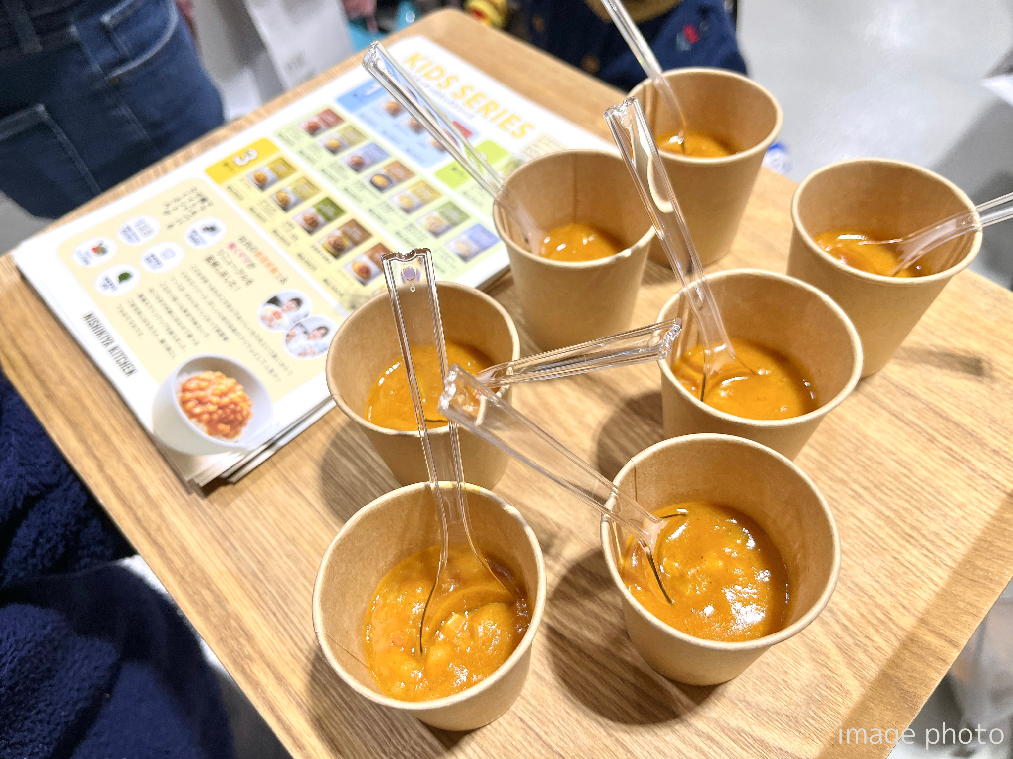 レトルトカレーを中心に約120種類のレトルト食品を販売するNISHIKIYA KITCHENが8月7日より千里阪急へ出店