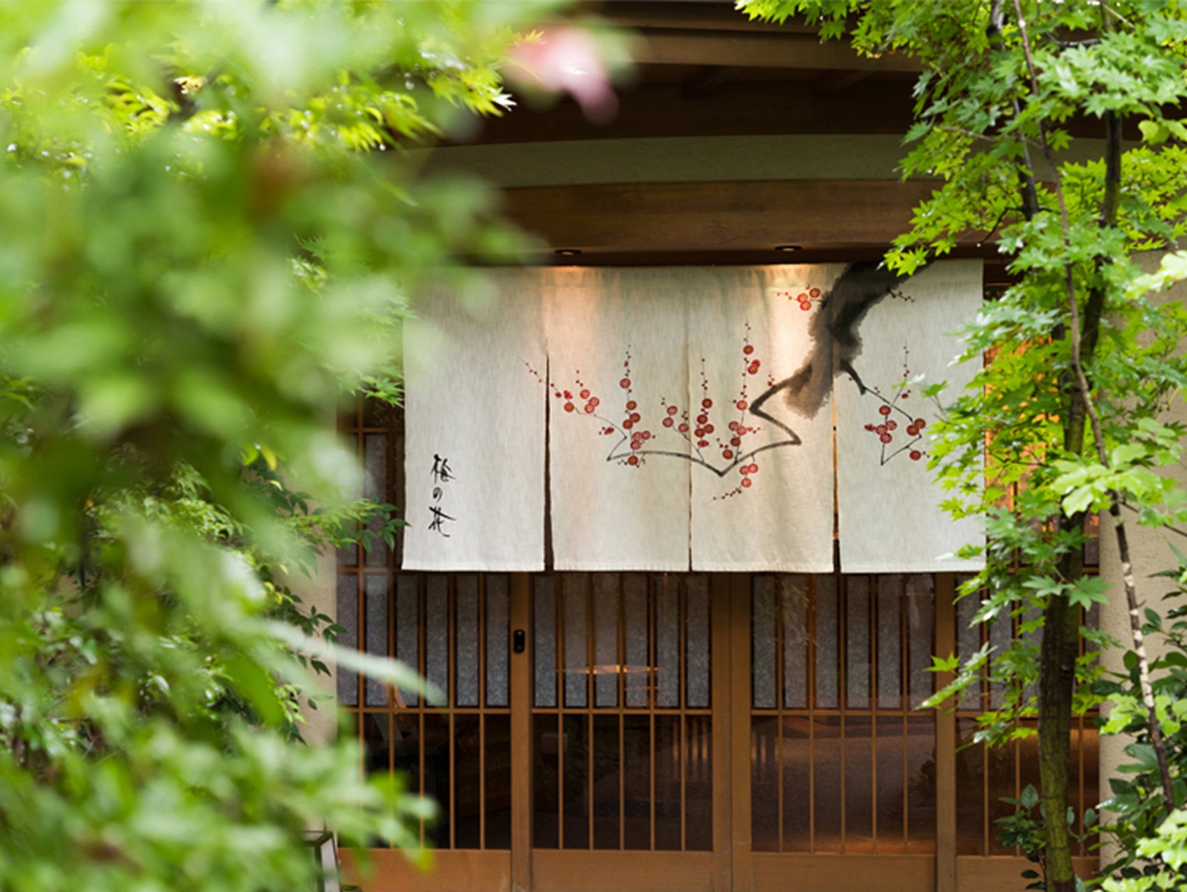 【湯葉と豆腐の店 梅の花】秋の味覚 松茸を鉄板焼や土瓶蒸しで贅沢に味わう特別懐石