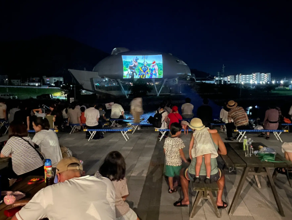 8/10（土）萬画館をスクリーンにした野外上映会は「クレヨンしんちゃんヘンダーランドの大冒険」を上映します...