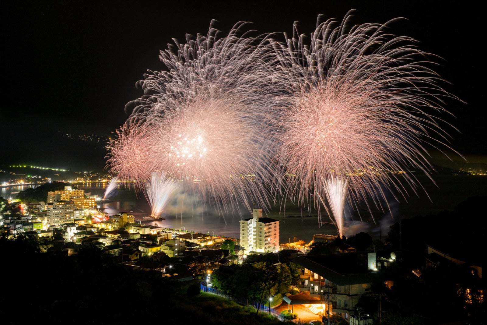 【熱海海上花火大会】8月は5日（月）・8日（木）・18日（日）・23日（金）開催！特等席確約の送迎付きプラン...