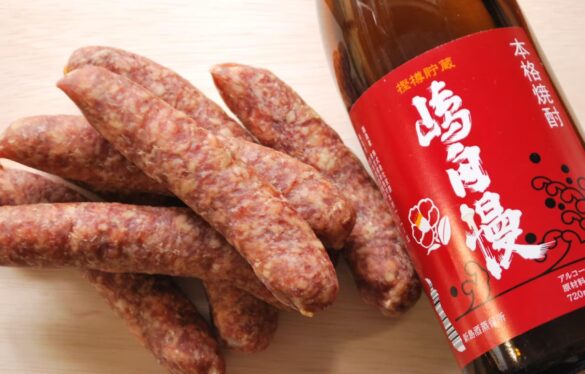 東京・新島産の焼酎麹で豚肉を発酵させた『焼酎麹発酵サラミ』新たに地元産の「しおさいの塩」×「島とうがらし」を使用し販売開始